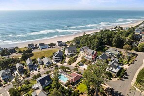 A coastal residential area with houses, a swimming pool, and a beach. - Ocean Views, Hot Tub, Fireplaces & Luxury Finishes, Chef's Kitchen, Community Pool, EV Charger, BBQ (Lincoln City)