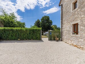 A stone building with a gravel driveway leading to a gate. - Vacation home Trošti by Interhome (Barban)