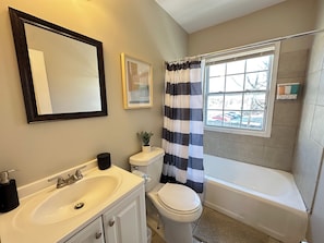 Hair dryer, towels, soap, shampoo - 1BR Business Suite with Parking Near Downtown Birmingham (Birmingham)