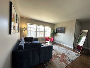 Smart TV - 1BR Business Suite with Parking Near Downtown Birmingham (Birmingham)