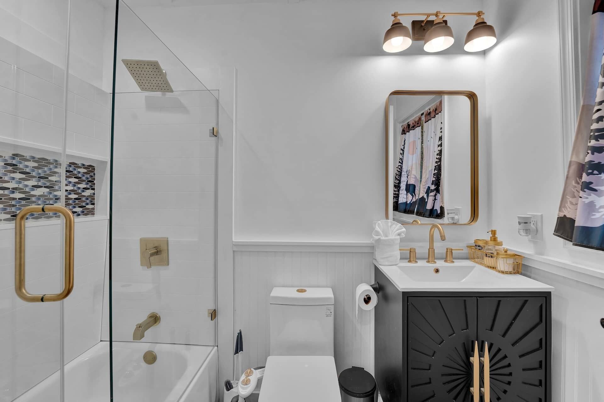Secadora de cabello, bidet, toallas, jabón 