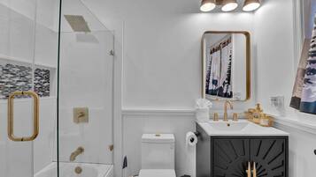 Secadora de cabello, bidet, toallas, jabón