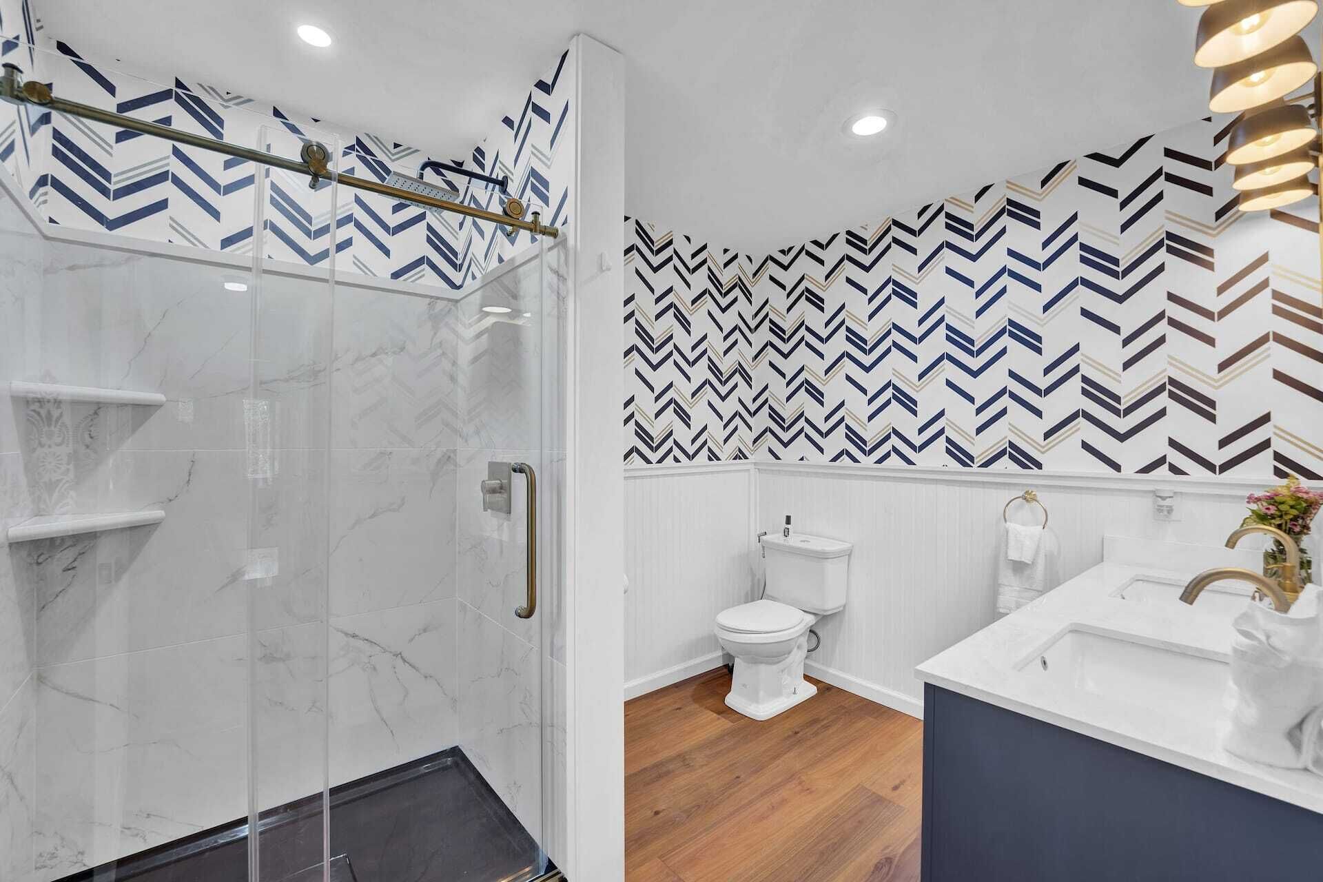 Secador de pelo, bidet, toallas, jabón