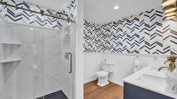 Secador de pelo, bidet, toallas, jabón