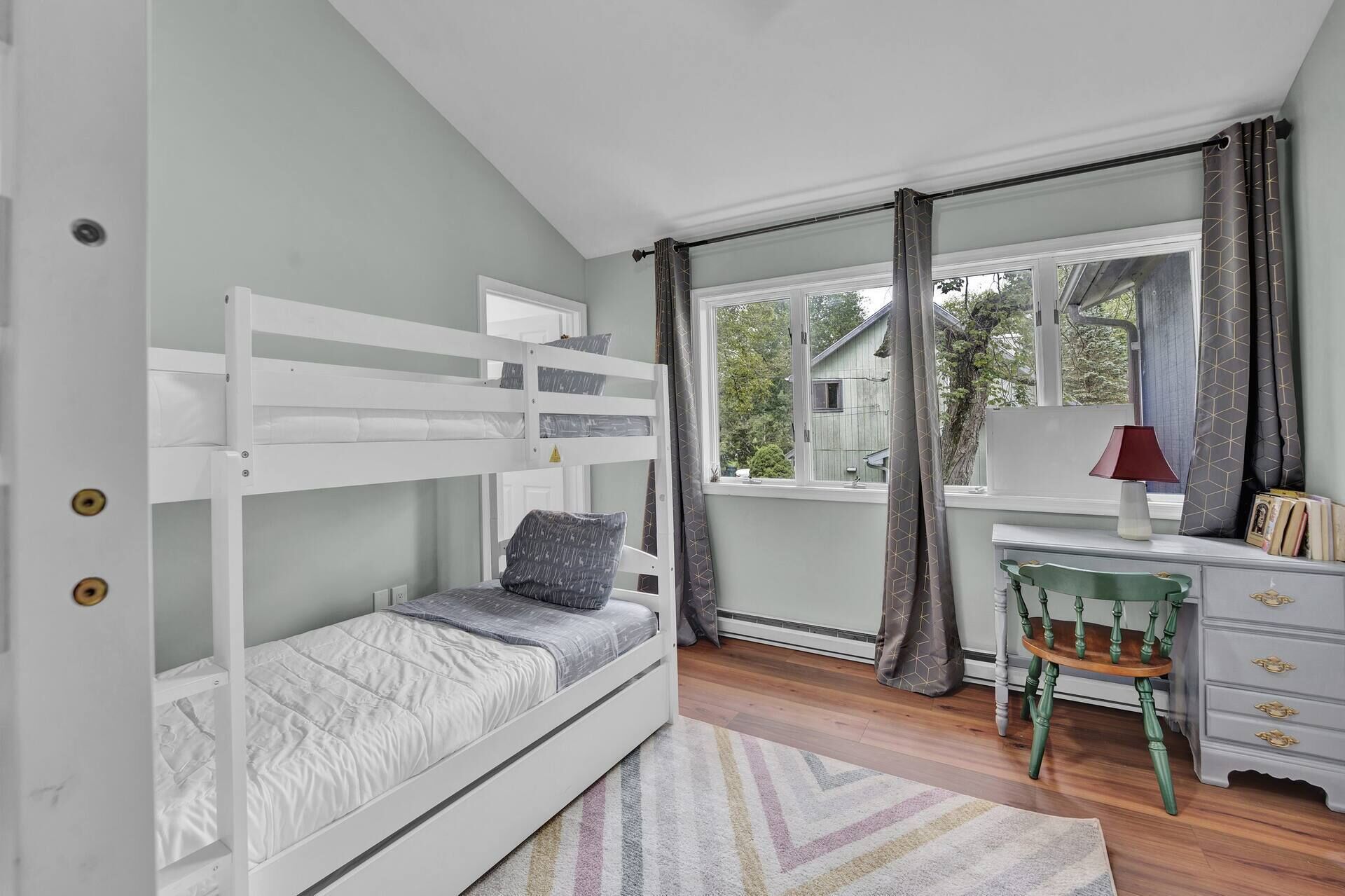 4 habitaciones, tabla de planchar con plancha, wifi y ropa de cama 