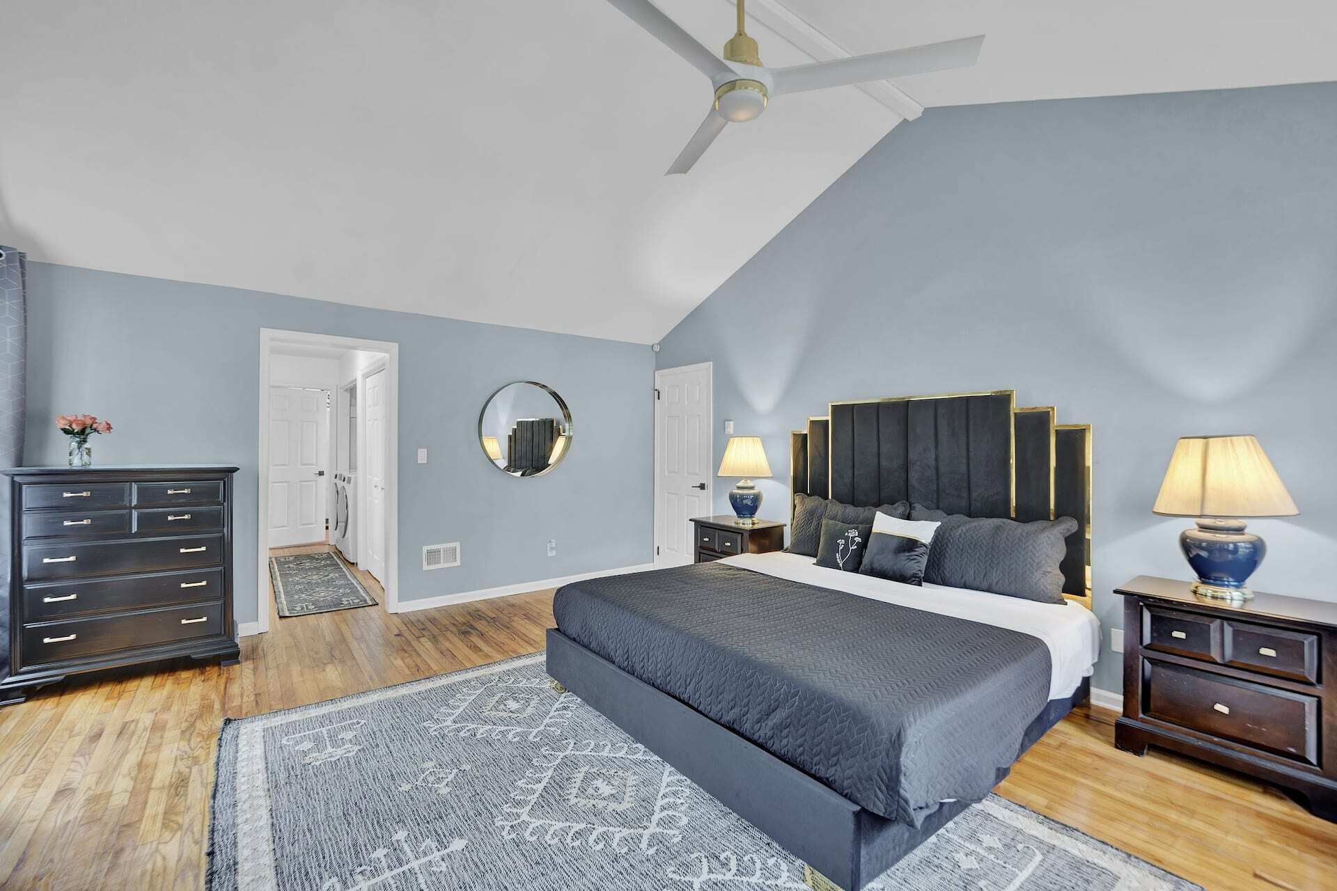 4 habitaciones, tabla de planchar con plancha, wifi y ropa de cama 