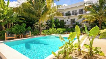 Casa standard, sacada, vista para a piscina | Banheiro | Produtos de toalete grátis, secador de cabelo, toalhas de banho