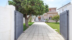 A paved pathway leading to a building with a white exterior and a tree in the center. - Amazing home in Ispica with WiFi (Ispica)