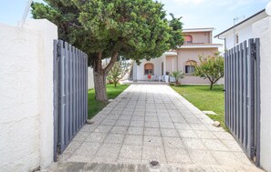 A paved pathway leading to a building with a white exterior and a tree in the center. - Amazing home in Ispica with WiFi (Ispica)