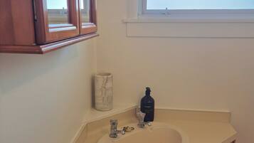 Serviettes fournies, savon, papier toilette