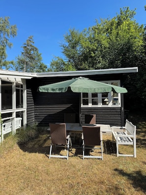 Outdoor dining - Forest retreat near beach and Rønne (Rønne)