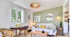 TV, books - Ty Heol - BRECH - Vacation Rental (BRECH)