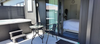 Taupō Premium Retreat | Private Spa, Ensuite & BBQ