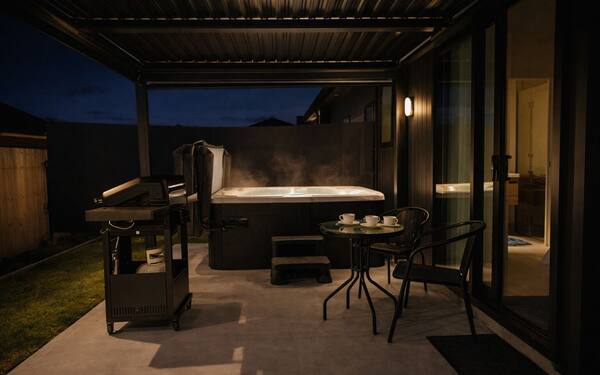 Taupō Premium Retreat | Private Spa, Ensuite & BBQ