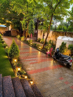 Property grounds - Hotel GRG Bhavan Vrindavan (Mathura)