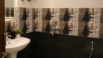 Classic Double Room | Bathroom | Towels, soap