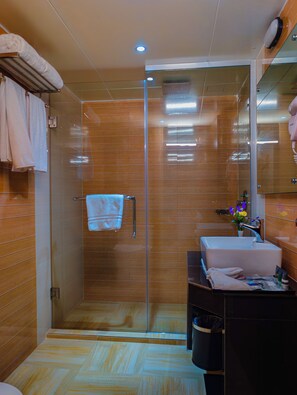 Luxe suite, uitzicht op de stad | Badkamer | Gratis toiletartikelen, handdoeken, zeep, shampoo