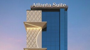 Een gebouw met een bord waarop 'Atlanta Suite' staat en een opvallend geometrisch design.