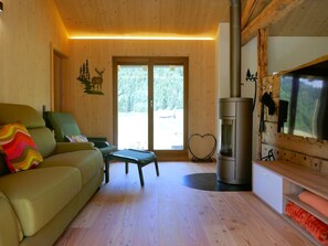 Ein gemütliches Wohnzimmer mit einer Couch, einem Couchtisch und einem Kamin.