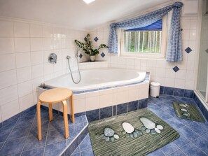 Bathroom - Spacious living with alpine charm and balcony (Neukirchen am Großvenediger)