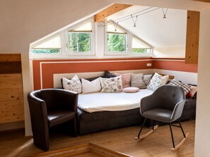 Room - Spacious living with alpine charm and balcony (Neukirchen am Großvenediger)