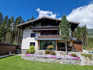 Exterior - Spacious living with alpine charm and balcony (Neukirchen am Großvenediger)
