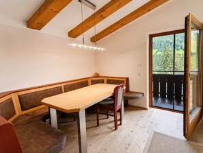Dining - Spacious living with alpine charm and balcony (Neukirchen am Großvenediger)