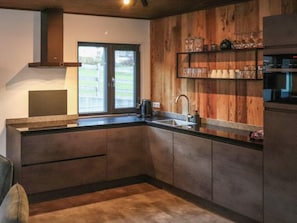 Kaffetrakter/tekoker, kjøleskap, mikrobølgeovn og kokeplater