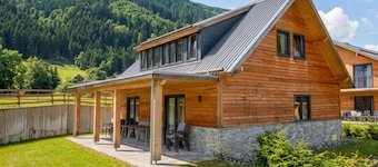 Lakeside chalet between mountains and ski slopes