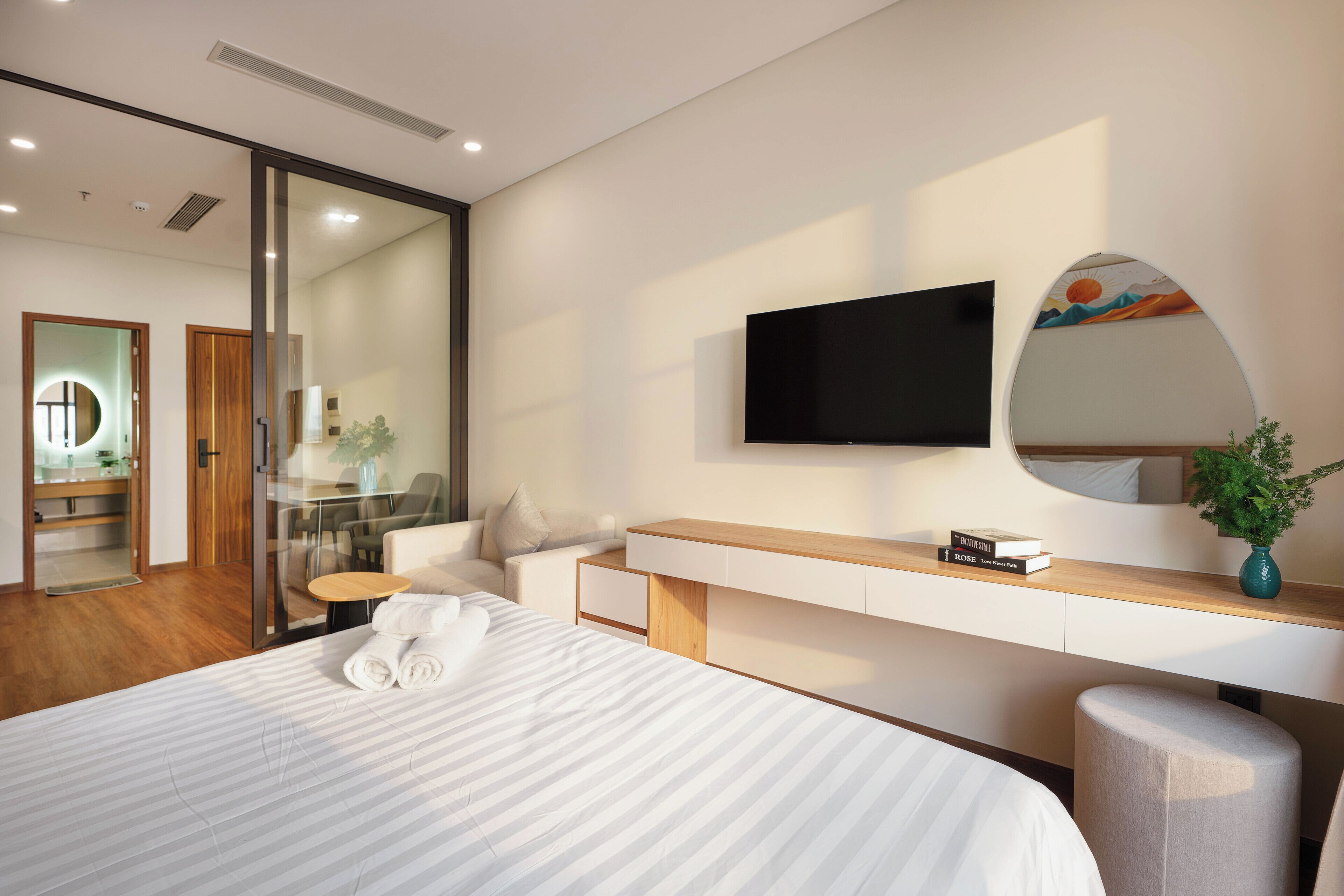 Deluxe Studio | Desk, blackout curtains, iron/ironing board (on request), free WiFi