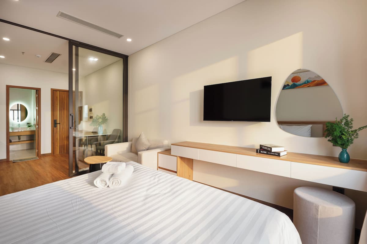 Studio Deluxe | Bàn, màn/rèm cản sáng, bàn ủi/dụng cụ ủi quần áo 