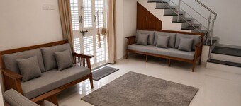 Wale's Hilltop Villa, Your Peaceful Home Away from Home