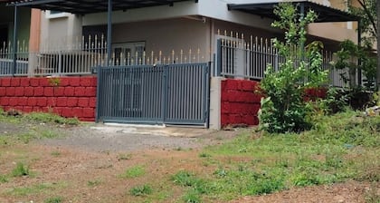 Wale's Hilltop Villa, Your Peaceful Home Away from Home