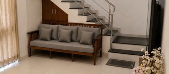 Wale's Hilltop Villa, Your Peaceful Home Away from Home