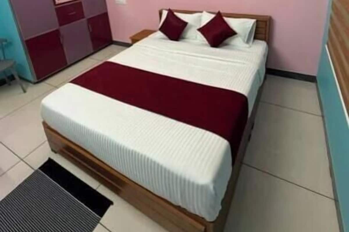 Premium Room | Desk, WiFi (free), bed sheets