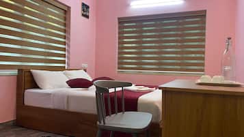 Luxury Cottage | Desk, WiFi (free), bed sheets