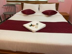 Luxury Cottage | Desk, free WiFi, bed sheets