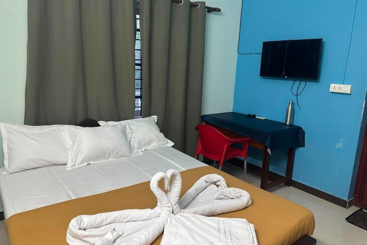 Basic Room | Desk, WiFi (free), bed sheets