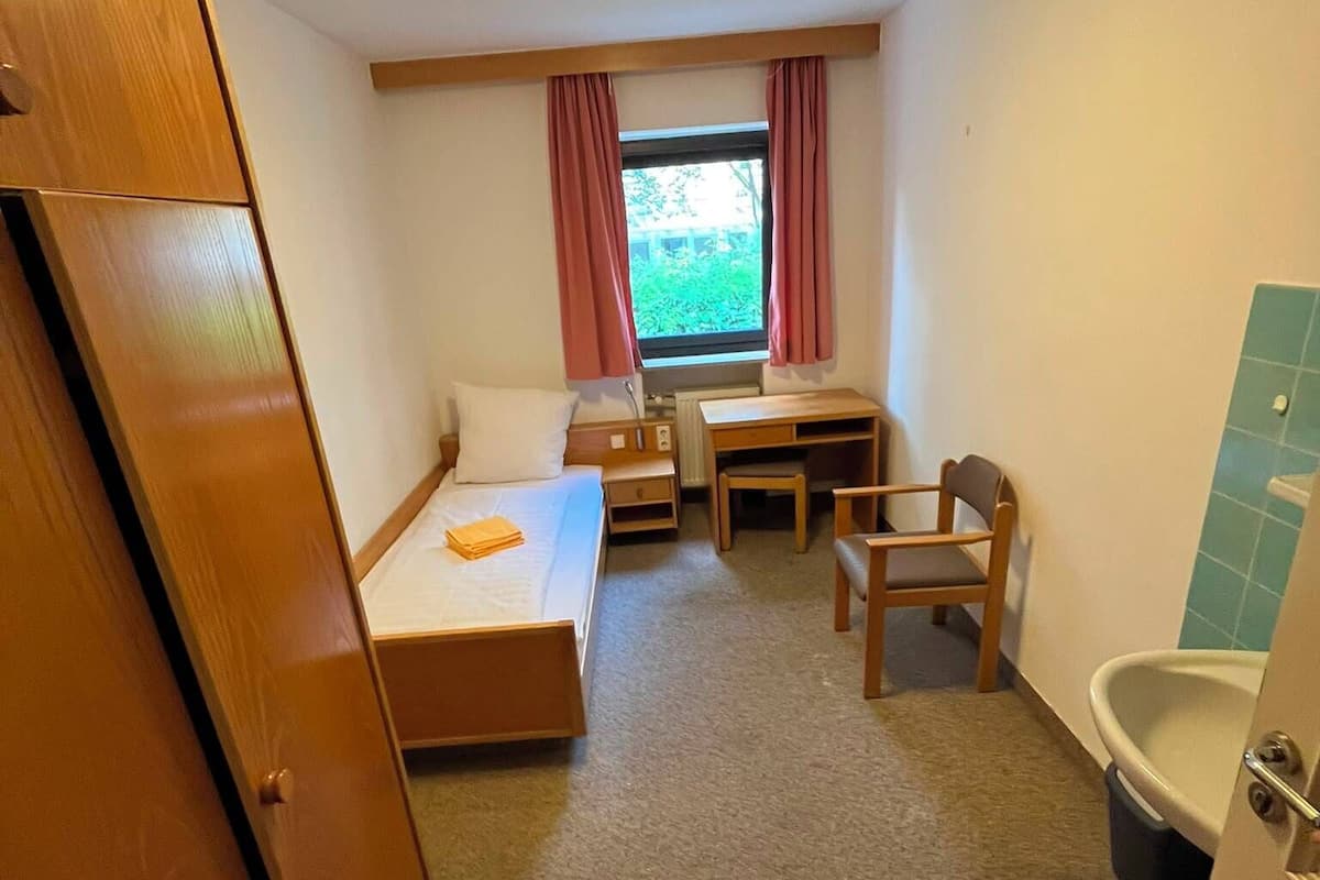 Basic Single Room | Free WiFi