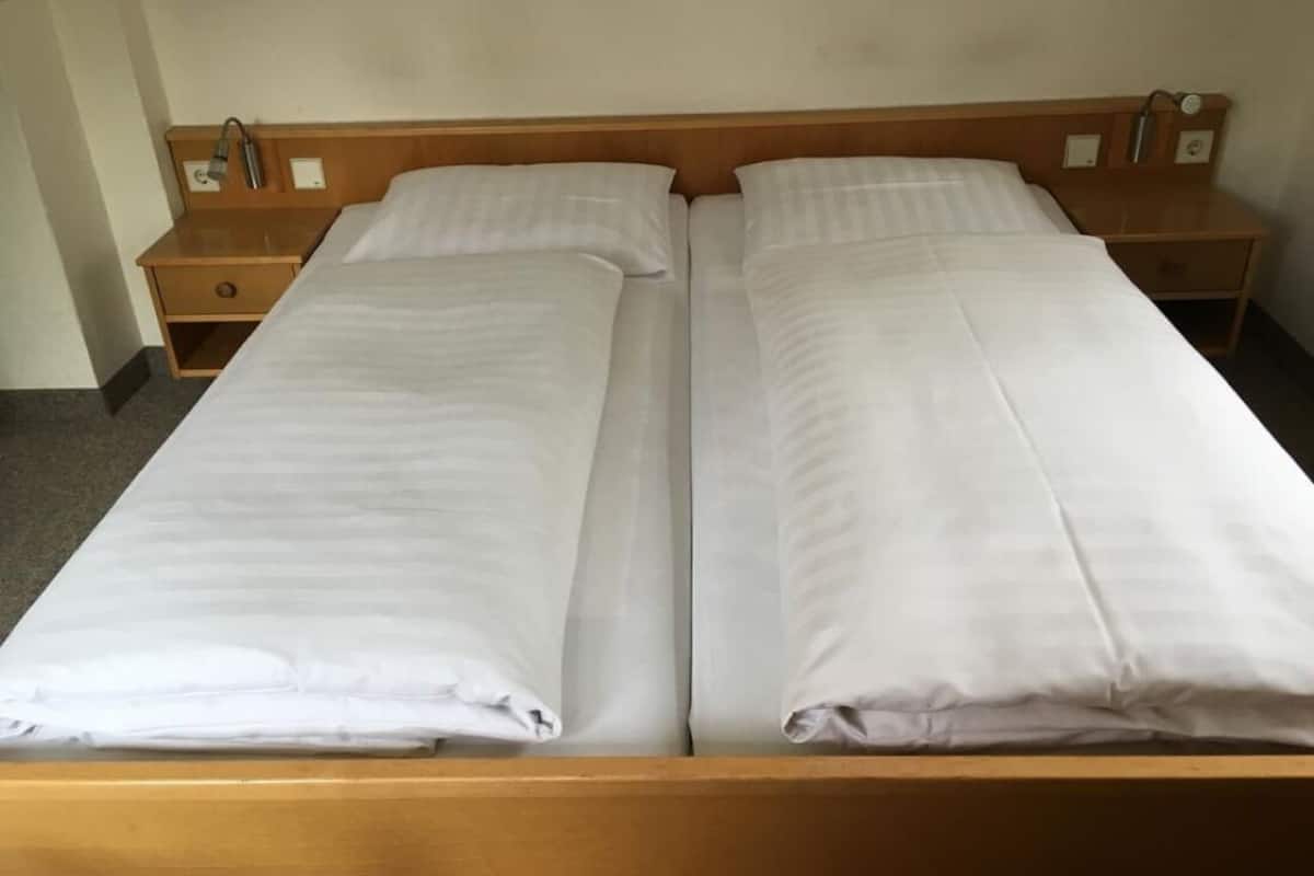 Comfort Double Room, Private Bathroom | WiFi (free), bed sheets