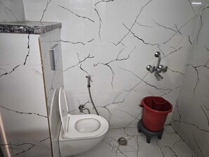 Shower, free toiletries, towels, soap - Star Hotels Near Medanta hospital (Gurugram)