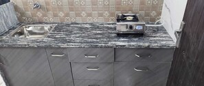 Deluxe Room | Private kitchen - Star Hotels Near Medanta hospital (Gurugram)