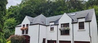 Bright and spacious Dunkeld retreat with balcony and private parking