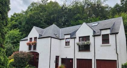 Bright and spacious Dunkeld retreat with balcony and private parking