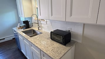 Cafeteira/chaleira, geladeira, micro-ondas, cooktop