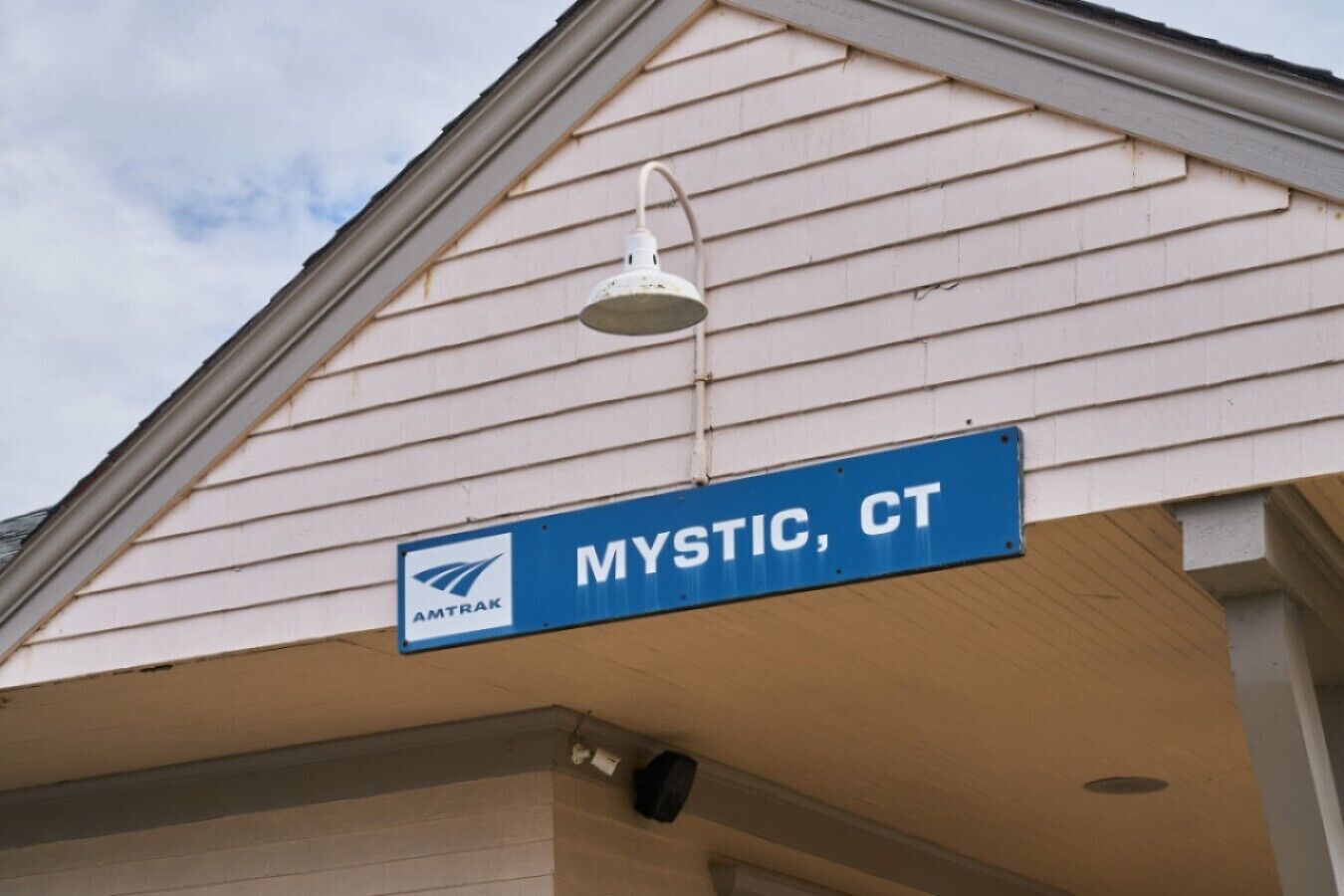 Un panneau de signalisation indiquant « MYSTIC, CT » et le logo d’AMTRAK.