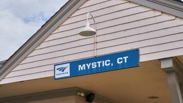 Un panneau de signalisation indiquant « MYSTIC, CT » et le logo d’AMTRAK.