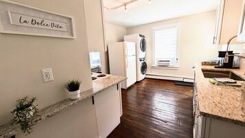 Coffee/tea maker, fridge, microwave, stovetop
