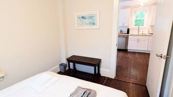 1 Schlafzimmer, Schreibtisch, Bügeleisen/Bügelbrett, Reisekinderbett