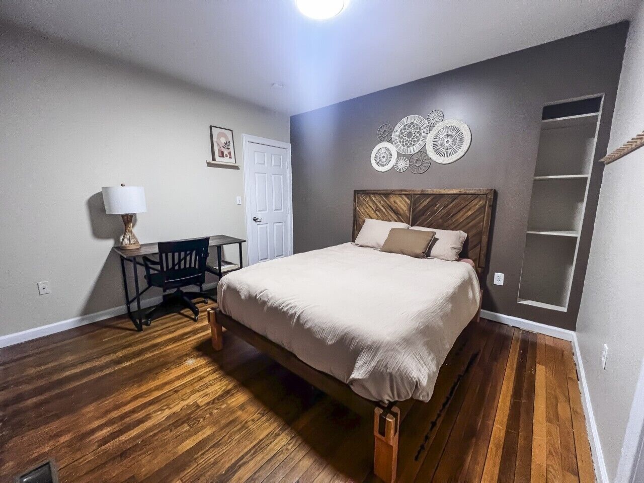 2 bedrooms, desk, iron/ironing board, travel cot
